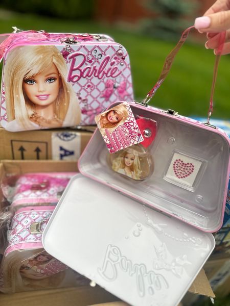 Подарунковий набір Barbie парфуми 50 мл + татуювання +металева коробка Barbie  фото