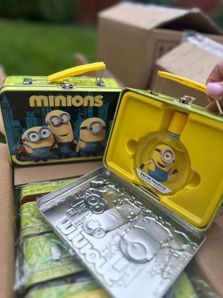 Подарунковий набір Minions парфуми 100мл + металева сумочка Minions фото