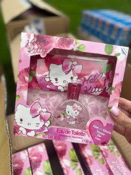 Цей подарунковий набір Hello Kitty від бренду Air-Val включає дитячу туалетну воду об'ємом 30 мл та фірмову косметичку Hello Kitty фото